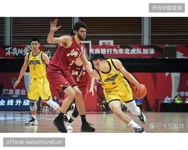 篮球运动员被打到吃球,背后的故事令人震惊 篮球运动员被打到吃球,背后的故事令人震惊